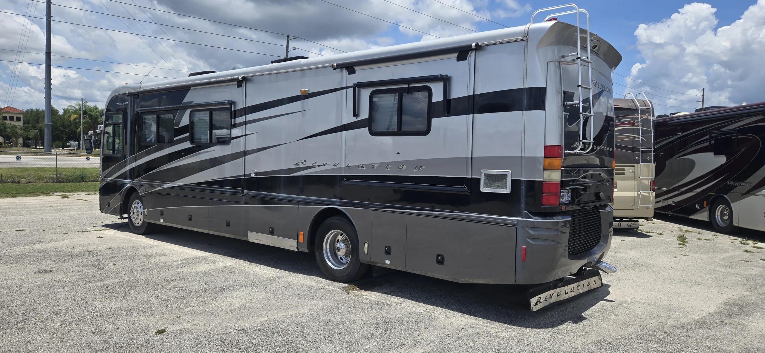2005 Fleetwood REVOLUTION® LE 40C
